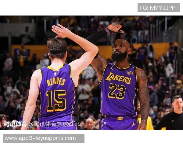 里夫斯谈詹姆斯传球与投篮的争议引发人们对球员选择的不同看法与评价