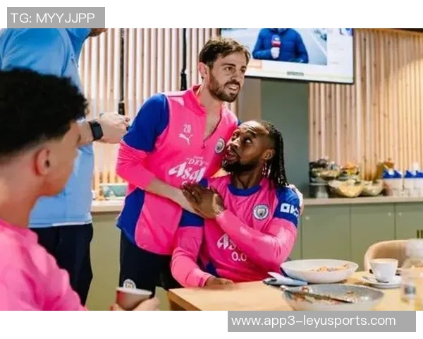 曼城新援塞梅尼奥首秀在即队友福登和B席热情欢迎