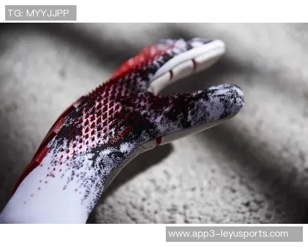 诺伊尔因手指关节囊受伤佩戴特制四指手套积极恢复状态 诺伊尔因手指关节囊受伤佩戴特制四指手套积极恢复状态